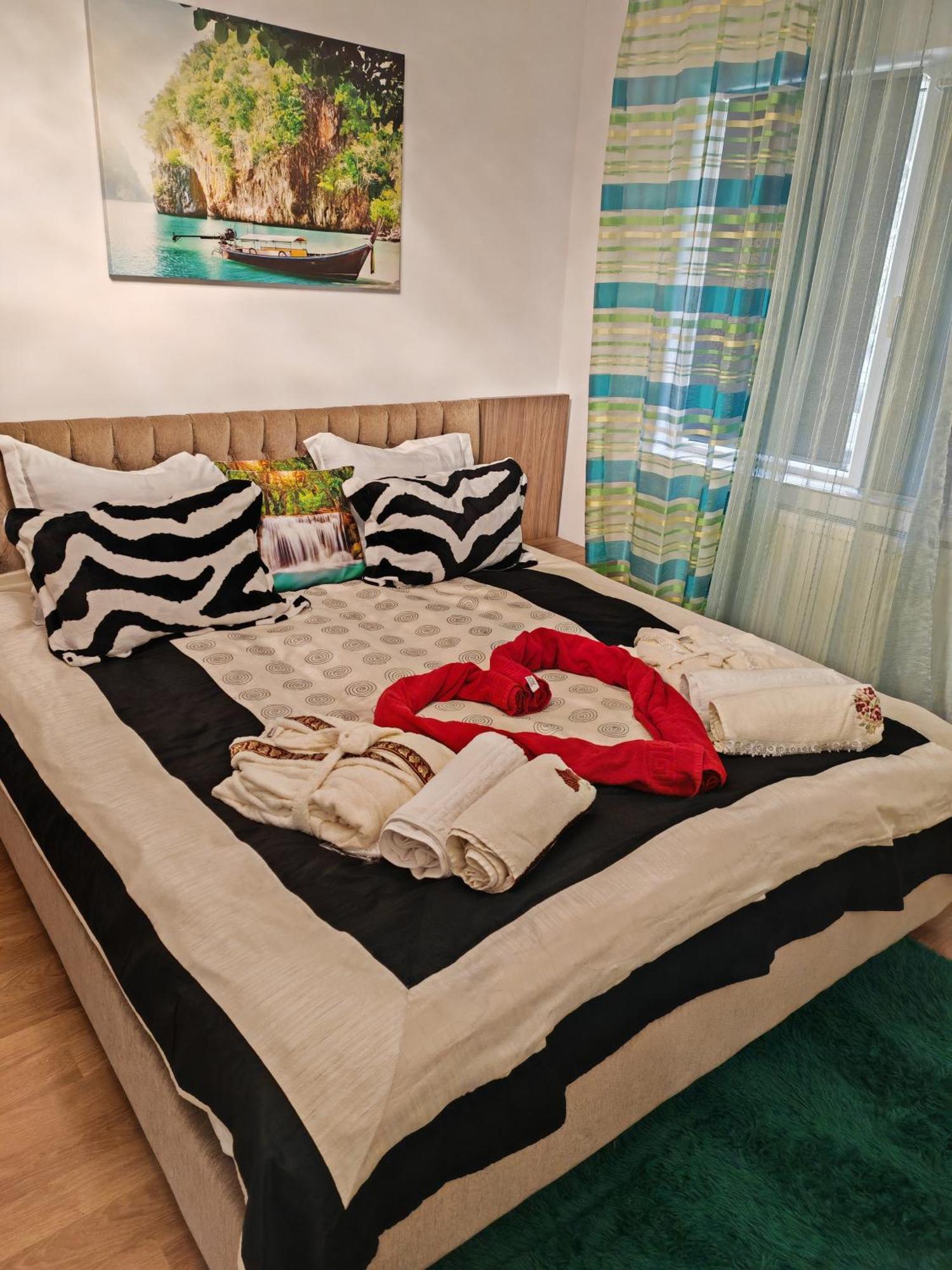 Mony Apartaments Roman Exterior foto
