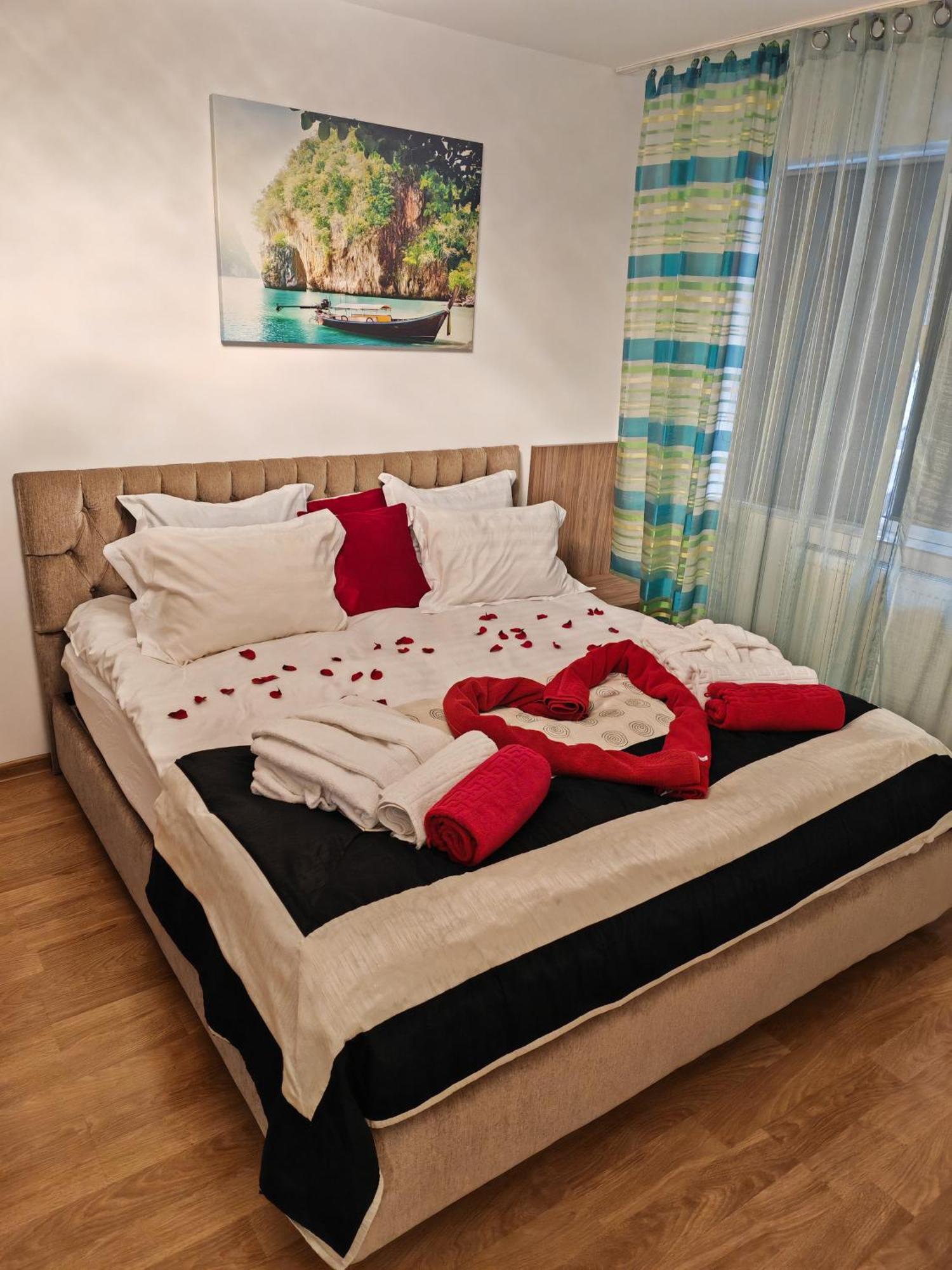 Mony Apartaments Roman Exterior foto